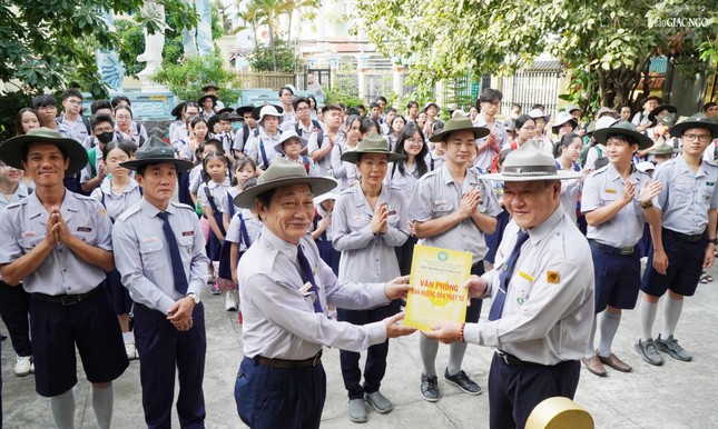 Huynh trưởng Thị Cư - Nguyễn Thanh Minh, Trưởng Phân ban Gia đình Phật tử TP.HCM trao quyết định thành lập Ban Tổ chức, Hội Đồng thi khu vực I đến Huynh trưởng Tâm Tưởng - Đỗ Tâm Niệm, Trưởng ban Tổ chức
