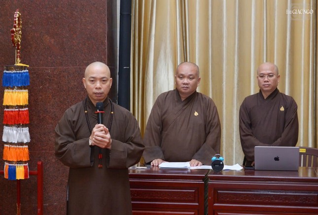 Thượng tọa Thích Quang Thạnh, Phó ban kiêm Trưởng ban Giáo dục Phật giáo TP.HCM phát biểu tri ân những chia sẻ của ông Vũ Huy Long trong Tuần huân tu và Khóa bồi dưỡng trụ trì năm 2024