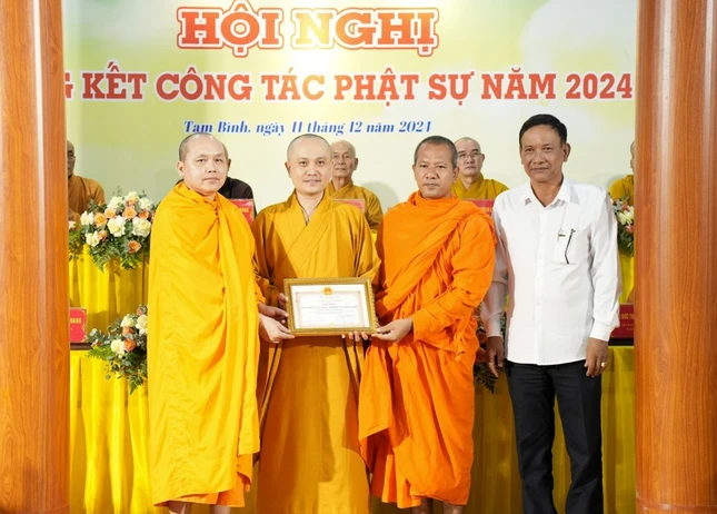 Ủy ban MTTQVN H.Tam Bình đã trao tặng Bằng khen đến Ban Trị sự GHPGVN huyện