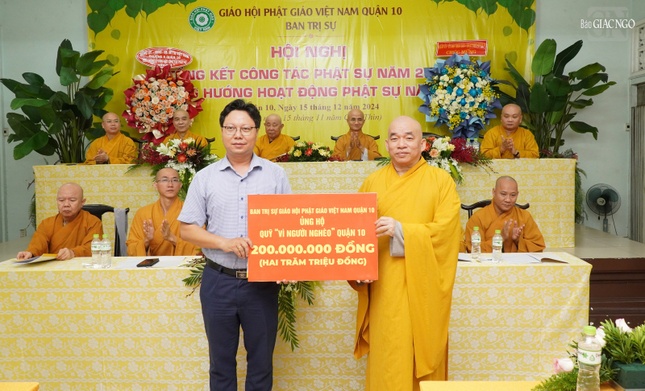 Thượng tọa Thích Nhật Thiện trao bảng ủng hộ 200 triệu đồng đến Quỹ "Vì người nghèo" UBMTTQVN Q.10