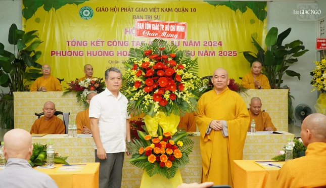 Lẵng hoa chúc mừng của Ban Tôn giáo TP.HCM