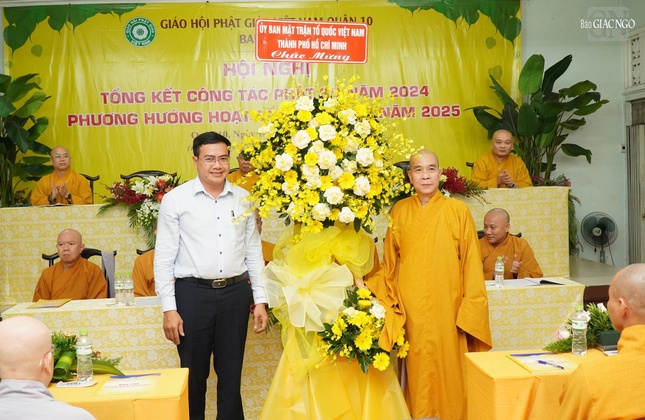 Lẵng hoa chúc mừng của UBMTTQVN TP.HCM