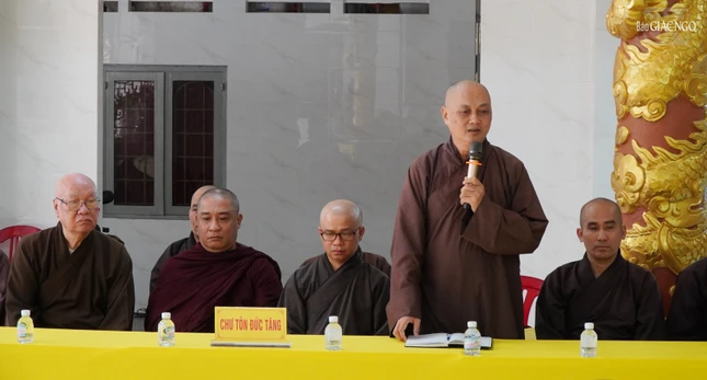 Thượng tọa Thích Thiện Chơn, Trưởng ban Giáo dục Phật giáo Q.3, Chủ nhiệm Lớp sơ cấp Phật học quận báo cáo về công tác đào tạo Lớp học