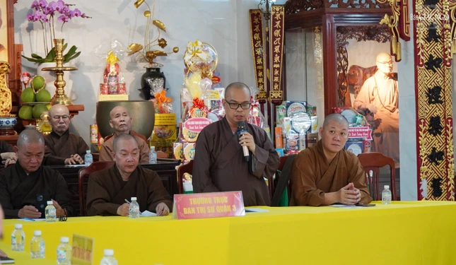 Đại đức Thích Thiện Châu trình bày các kế hoạch Phật sự quan trọng sắp tới của Phật giáo quận