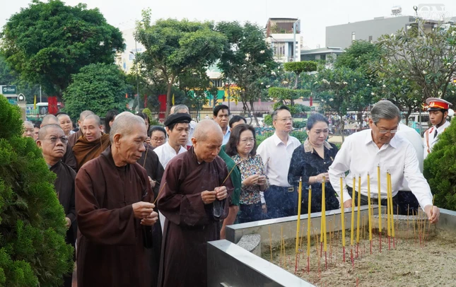 Tưởng niệm các anh hùng liệt sĩ tại Đài Liệt sĩ Q.Gò Vấp