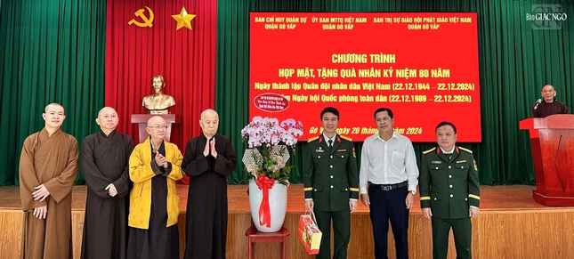 Ban Trị sự GHPGVN Q.Gò Vấp và UBMTTQVN quận chúc mừng Ban Chỉ huy Quân sự quận nhân Kỷ niệm 80 năm Ngày thành lập Quân đội Nhân dân Việt Nam