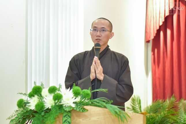 Đại đức Thích Thị Vinh, Phó Văn phòng Ban Thông tin - Truyền thông Phật giáo TP đọc quyết định tặng Bằng công đức của Ban Thông tin - Truyền thông Phật giáo TP.HCM đến các cá nhân và tập thể