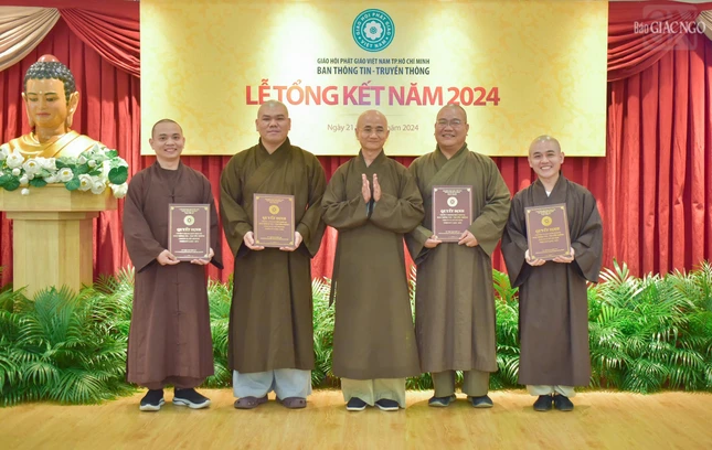 Thượng tọa Thích Thiện Quý trao quyết định bổ sung và điều chỉnh nhân sự Ban Thông tin - Truyền thông GHPGVN TP.HCM theo nhu cầu, hoạt động chuyên môn giai đoạn 2025-2027