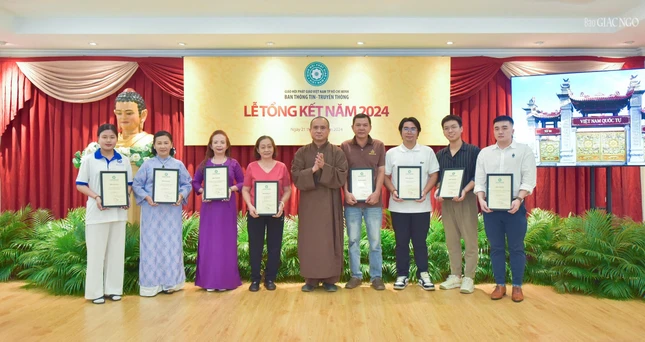 Thượng tọa Thích Tâm Hải, Trưởng ban Thông tin - Truyền thông Phật giáo TP.HCM tặng Bằng công đức đến các tập thể