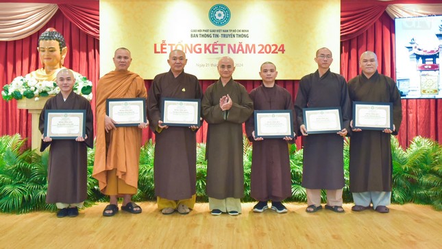 Các cá nhân Ban Thông tin - Truyền thông Phật giáo TP.HCM nhận Bằng công đức của Ban Trị sự GHPGVN TP.HCM