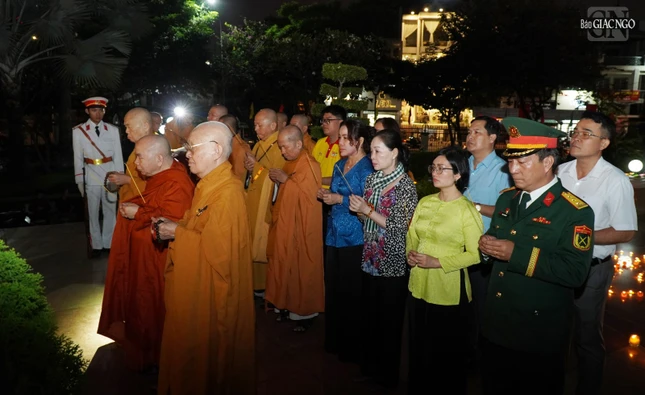 Chư tôn đức Phật giáo Q.Gò Vấp, cùng lãnh đạo chính quyền quận thắp hương tưởng niệm