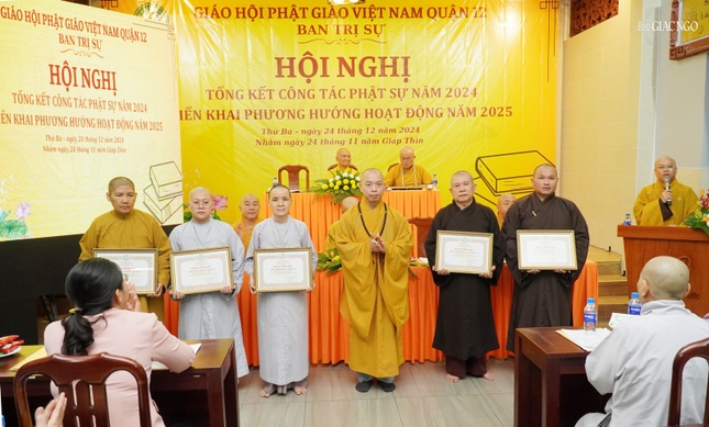 Thượng tọa Thích Quang Thạnh trao Bằng công đức của Ban Trị sự GHPGVN TP.HCM đến các tập thể Ban Trị sự Q.12