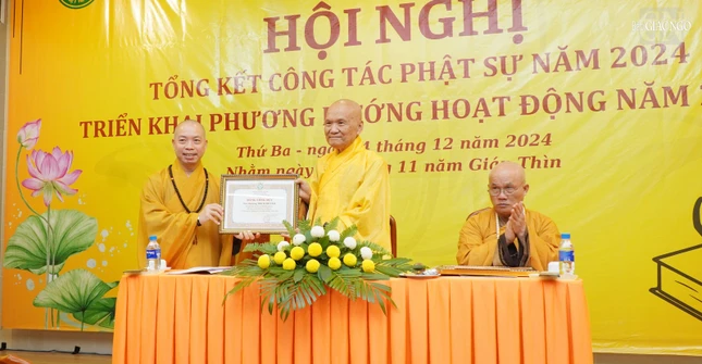Trao tặng Bằng công đức của Ban Trị sự GHPGVN TP.HCM đến Hòa thượng Thích Trí Tâm