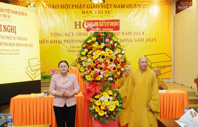 Lẵng hoa chúc mừng của chính quyền Q.12