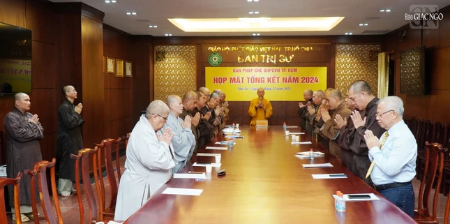 Niệm Phật hồi hướng kết thúc buổi họp mặt tổng kết Phật sự năm 2024 của Ban Pháp chế GHPGVN TP.HCM