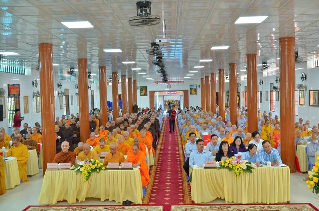 Chư tôn đức, đại diện chính quyền tham dự