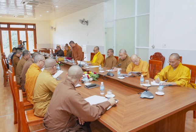 Chư tôn đức thảo luận các kế hoạch tổ chức khóa tu Chư tôn đức thảo luận các kế hoạch tổ chức khóa tu