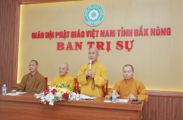 Thượng tọa Thích Quảng Hiền, Trưởng ban Trị sự GHPGVN tỉnh Đắk Nông phát biểu tại buổi họp