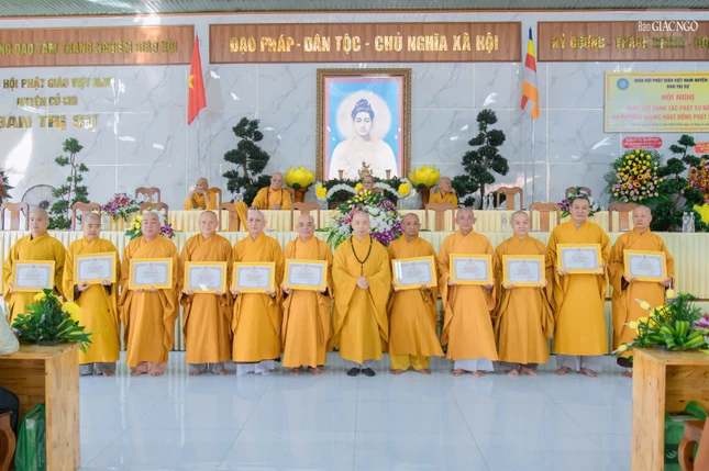 Thượng tọa Thích Quang Thạnh trao Bằng công đức đến các cá nhân Phật giáo H.Củ Chi Thượng tọa Thích Quang Thạnh trao Bằng công đức đến các cá nhân Phật giáo H.Củ Chi