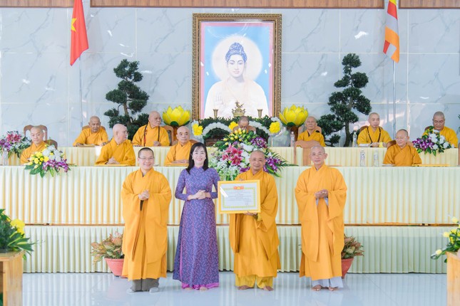 Bà Trương Thị Mỹ Hạnh, Phó Chủ tịch UBMTTQVN H.Củ Chi trao Giấy khen của UBND H.Củ Chi đến tập thể Ban Trị sự GHPGVN H.Củ Chi Bà Trương Thị Mỹ Hạnh, Phó Chủ tịch UBMTTQVN H.Củ Chi trao Giấy khen của UBND H.Củ Chi đến tập thể Ban Trị sự GHPGVN H.Củ Chi