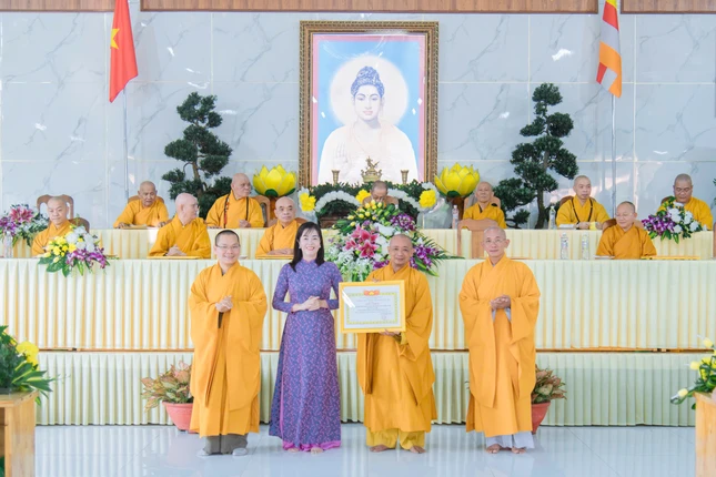 Bà Trương Thị Mỹ Hạnh, Phó Chủ tịch UBMTTQVN H.Củ Chi trao Giấy khen của UBND H.Củ Chi đến tập thể Ban Trị sự GHPGVN H.Củ Chi Bà Trương Thị Mỹ Hạnh, Phó Chủ tịch UBMTTQVN H.Củ Chi trao Giấy khen của UBND H.Củ Chi đến tập thể Ban Trị sự GHPGVN H.Củ Chi