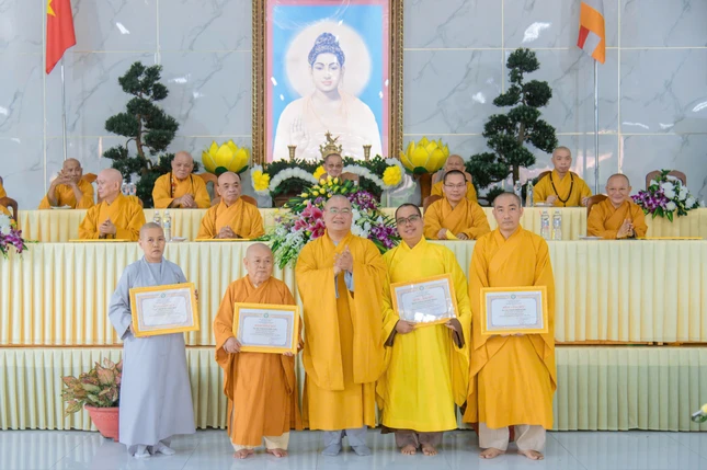 Thượng tọa Thích Hải Đạt trao Bằng công đức của Ban Trị sự GHPGVN TP.HCM đến các cá nhân Thượng tọa Thích Hải Đạt trao Bằng công đức của Ban Trị sự GHPGVN TP.HCM đến các cá nhân