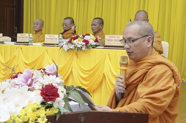 Thượng tọa Thích Giác Nhường, Phó Thư ký, Chánh Văn phòng Ban Trị sự Phật giáo tỉnh trình dự thảo phương hướng hoạt động năm 2025