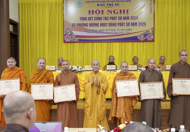 Thượng tọa Thích Quảng Hiền trao Bằng công đức đến chư tôn đức