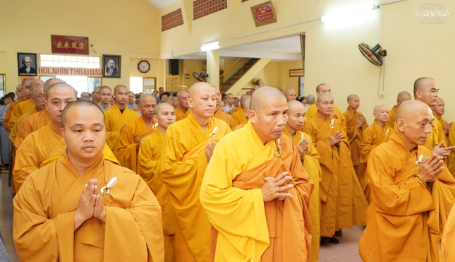 Đại chúng đồng tụng bài Tứ hoằng thệ nguyện cúng dường, tri ân công đức của Hòa thượng Thích Duy Lực