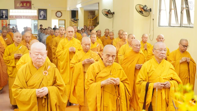 Hòa thượng Thích Minh Hiền, Trưởng tông phong Tổ sư Thiền, viện chủ chùa Phật Đà cùng chư tôn đức dâng hương tưởng niệm