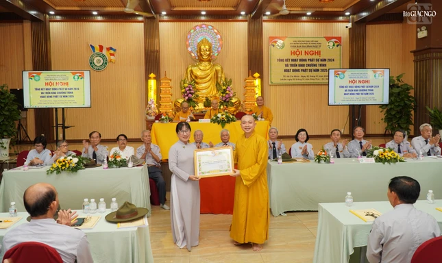 Huynh trưởng Nhuận Hoa - Nguyễn Thị Ánh Tuyết, Ủy viên Tiểu ban Từ thiện xã hội thuộc Phân ban Gia đình Phật tử T.Ư nhận Bằng khen tinh tấn