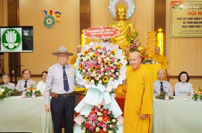 Thượng tọa Thích Phước Nghiêm, Phó Thường trực Ban Hướng dẫn Phật Tử T.Ư, Trưởng Phân ban Thanh thiếu nhi Phật tử T.Ư trao lẵng hoa chúc mừng