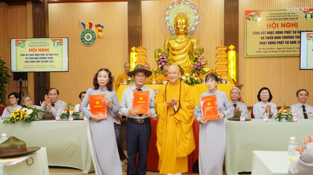 Hòa thượng Thích Khế Chơn trao quyết định bổ sung nhân sự Hòa thượng Thích Khế Chơn trao quyết định bổ sung nhân sự