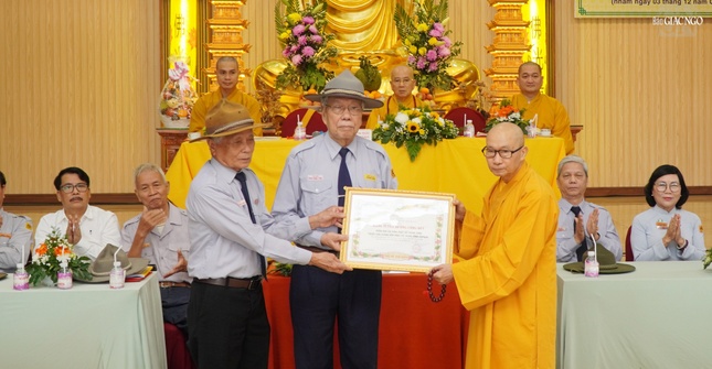 Trưởng lão Hòa thượng Thích Nguyên Quang trao Bằng tuyên dương công đức đến Phân ban Gia đình Phật tử T.Ư Trưởng lão Hòa thượng Thích Nguyên Quang trao Bằng tuyên dương công đức đến Phân ban Gia đình Phật tử T.Ư