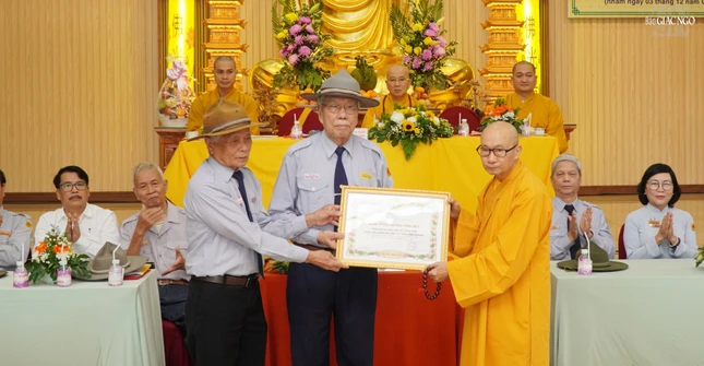 Trưởng lão Hòa thượng Thích Nguyên Quang trao Bằng tuyên dương công đức đến Phân ban Gia đình Phật tử T.Ư