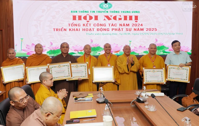 Hòa thượng Thích Gia Quang trao Bằng tuyên dương công đức đến các tập thể Hòa thượng Thích Gia Quang trao Bằng tuyên dương công đức đến các tập thể