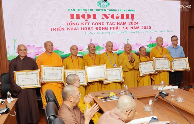 Hòa thượng Thích Gia Quang trao Bằng tuyên dương công đức đến các cá nhân Hòa thượng Thích Gia Quang trao Bằng tuyên dương công đức đến các cá nhân