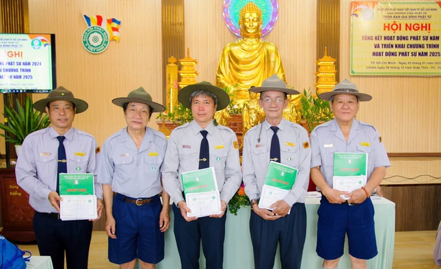 Đại diện các khu vực nhận chứng chỉ các bậc học đoàn sinh