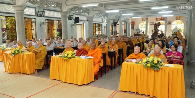 Chư tôn đức, khách mời tham dự hội nghị tổng kết