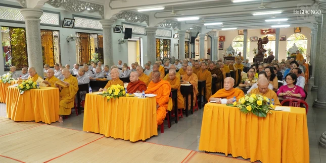 Chư tôn đức, khách mời tham dự hội nghị tổng kết