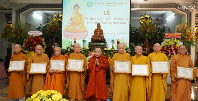 Hòa thượng Thích Thiện Tâm, Phó Chủ tịch Hội đồng Trị sự trao bằng công đức của Ban Trị sự TP.HCM đến các cá nhân