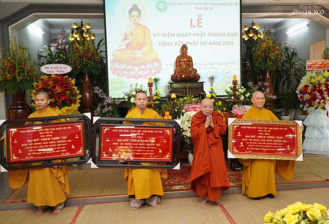 Hòa thượng Thích Thiện Tâm trao khánh vàng chúc mừng chư tôn đức được tấn phong lên giáo phẩm Thượng tọa