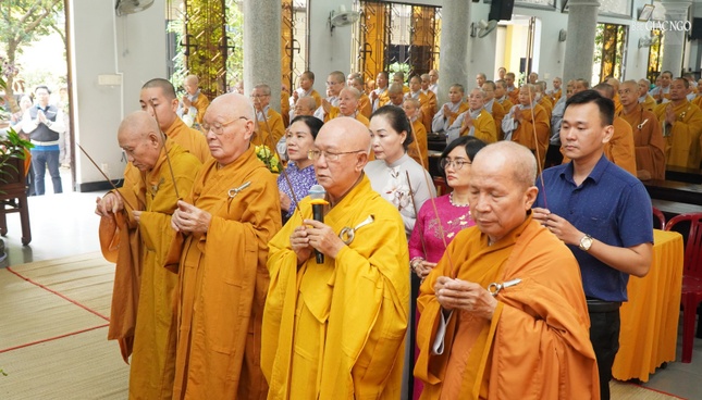 Niêm hương lễ Phật