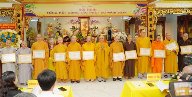 Thượng tọa Thích Thiện Quý trao bằng công đức đến các tập thể