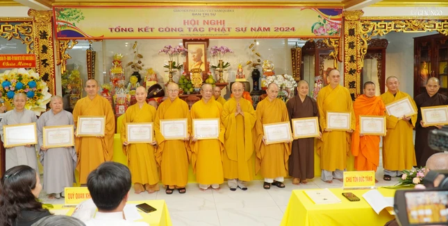 Thượng tọa Thích Thiện Quý trao bằng công đức đến các tập thể