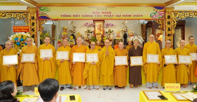 Ban Trị sự GHPGVN TP.HCM trao bằng công đức cho 39 tập thể và 22 cá nhân đã hoàn thành tốt công tác Phật sự năm 2024