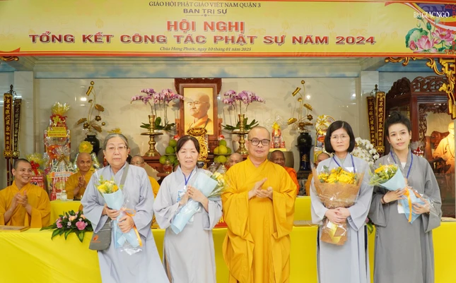 Trao hoa chúc mừng đến Phật tử có thành tích cao tại Hội thi giáo lý cấp Thành phố