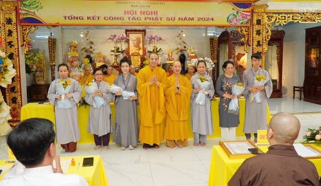 Tặng hoa chúc mừng đến Phật tử được điểm cao Hội thi giáo lý cấp Quận