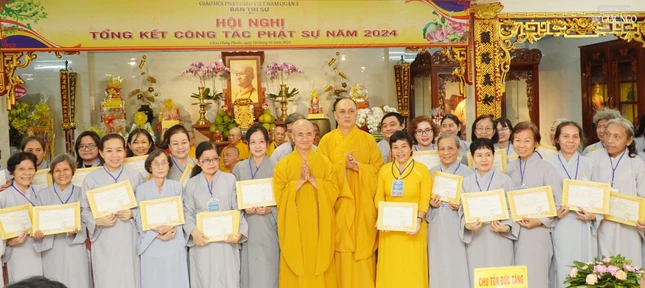 Trao chứng chỉ Hội thi Giáo lý Phật tử