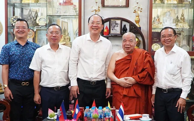 Đoàn đại biểu TPHCM đến thăm, chúc Tết Hòa thượng Thích ThiệnTâm - Ảnh: TT